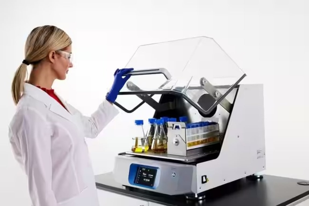 Agitador de sobremesa incubado con plataforma de 18” x 18” Thermo Scientific SOLARIS 4000I
